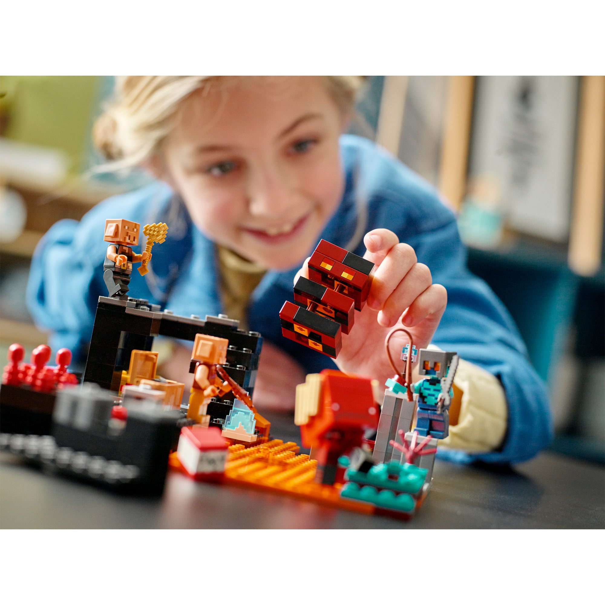 LEGO 21185 Minecraft Le Bastion du Nether, Jouet pour Garçons et Filles de 8  Ans et Plus, avec Figurines de Cochon et Piglins, Idée Cadeau Anniversaire  : : Jeux et Jouets